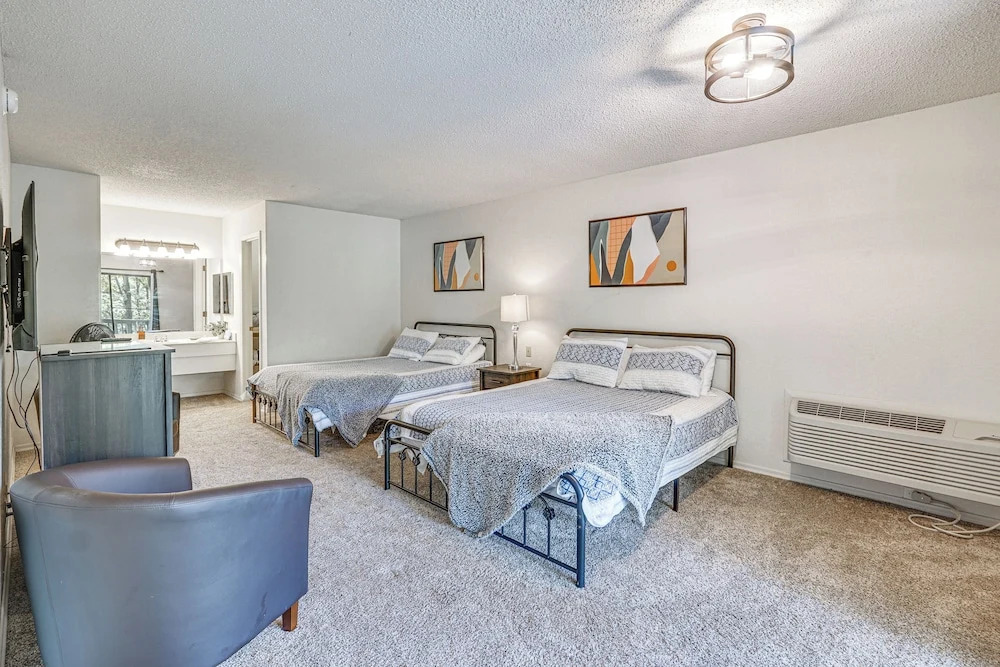 2 Decks & Pool Access: Osage Beach Retreat