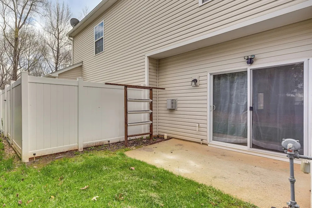 Dog-friendly Townhome w/ Patio in Charlotte Area!