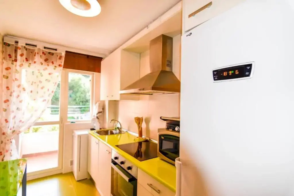 ¡Nuevo! Coqueto y cómodo apartamento con piscina y padel