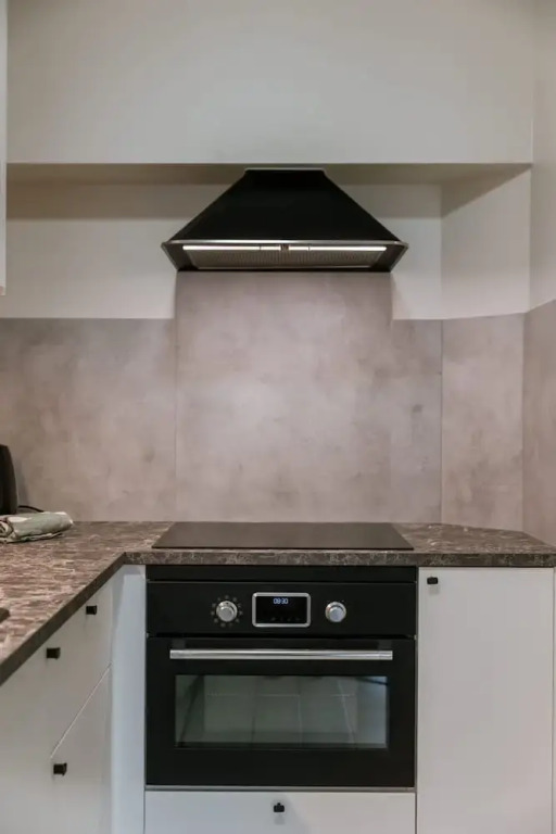 Huswell - Bright Stylish Apartment With Balcony