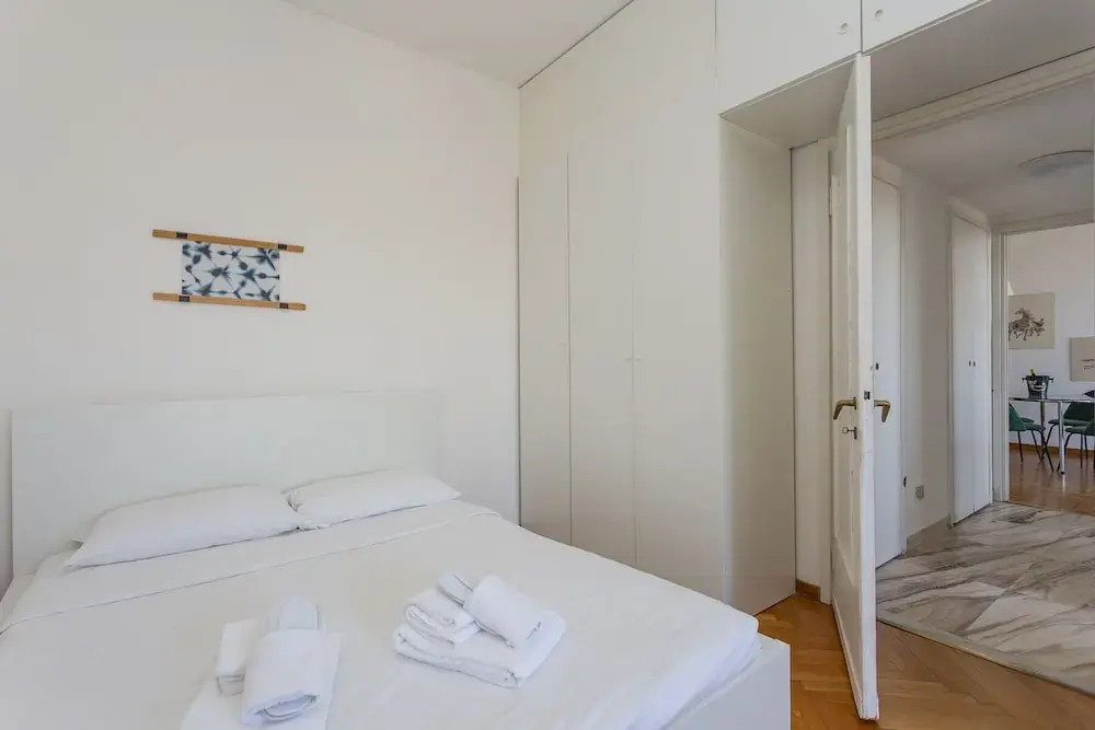 Skyline view Biancamano 1 bdr with balcony by Rentopolis