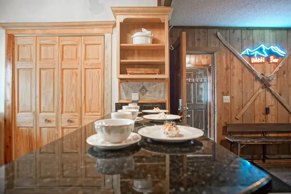 Whistlepunk #11: 2 Bedroom, 2 Bath: Wood Fireplace.central Location
