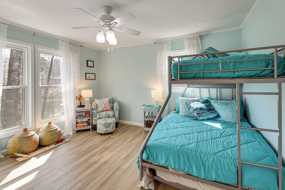 Tranquil Family Retreat w/ Views on Lake Desoto