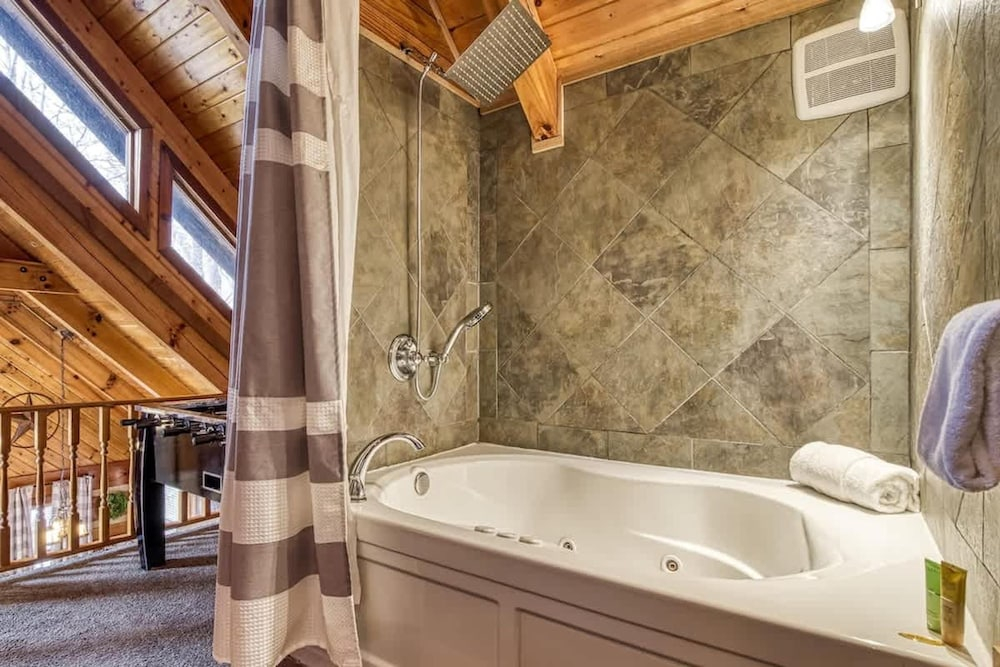 Laceys Place by Beyond Expectations With Hot Tub