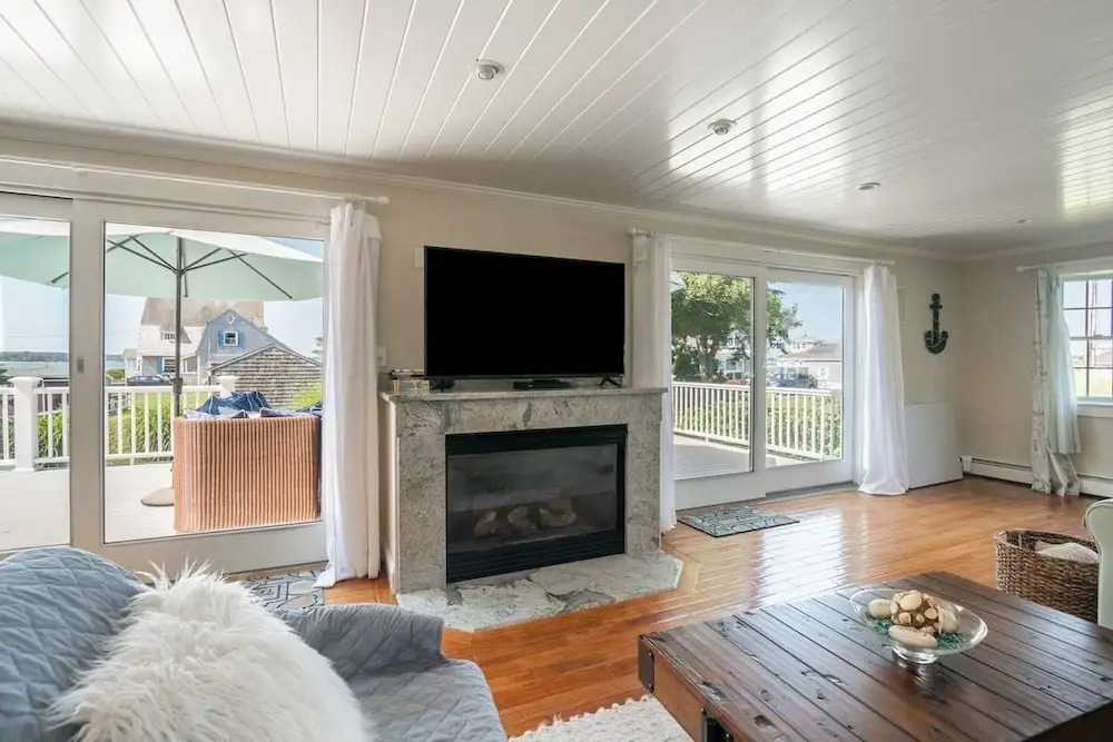 Immaculate Waterfront Beach House 5 Bedroom Home by RedAwning