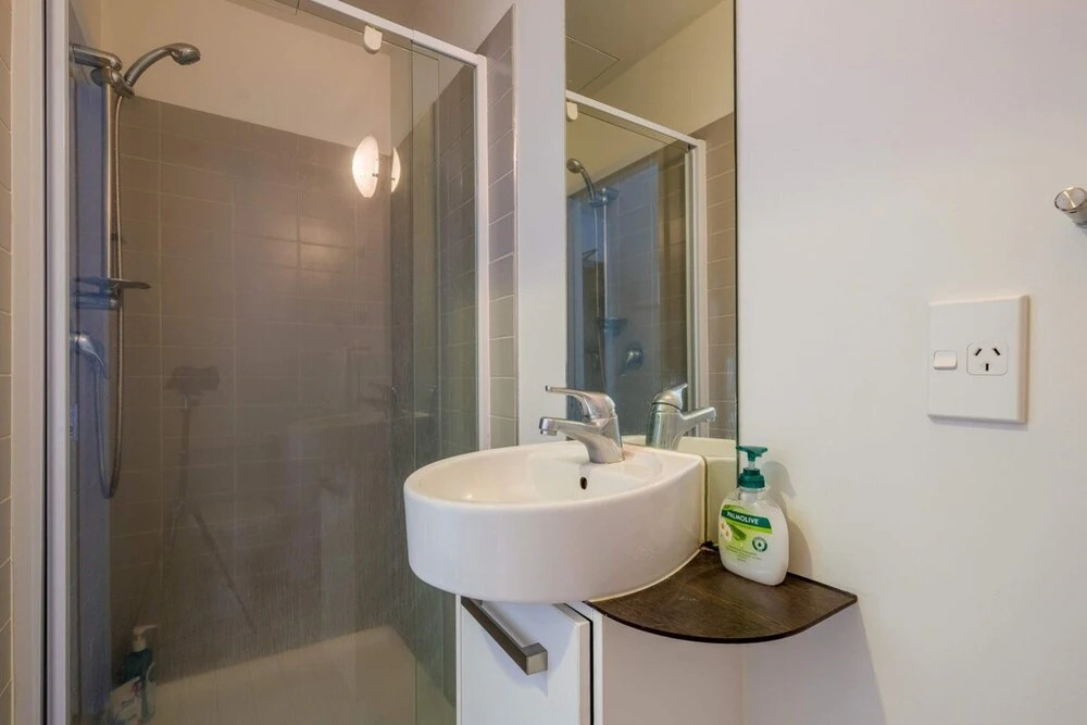 Cosy Renovated 1 Bedroom Apartment in CBD Hotel