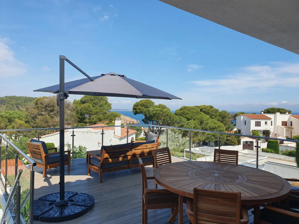 Sabina in L'Escala with 6 bedrooms and 3 bathrooms