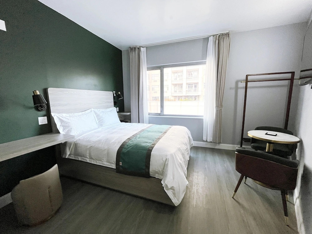 Starlight Hotel Near LGA Airport