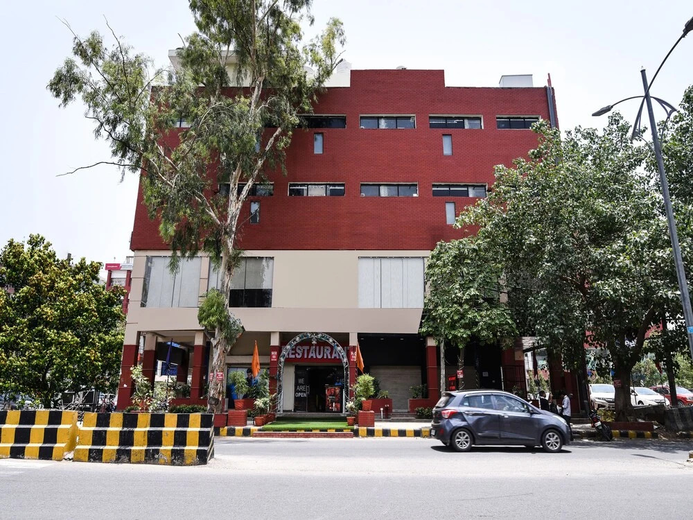 OYO 15718 Red Inn