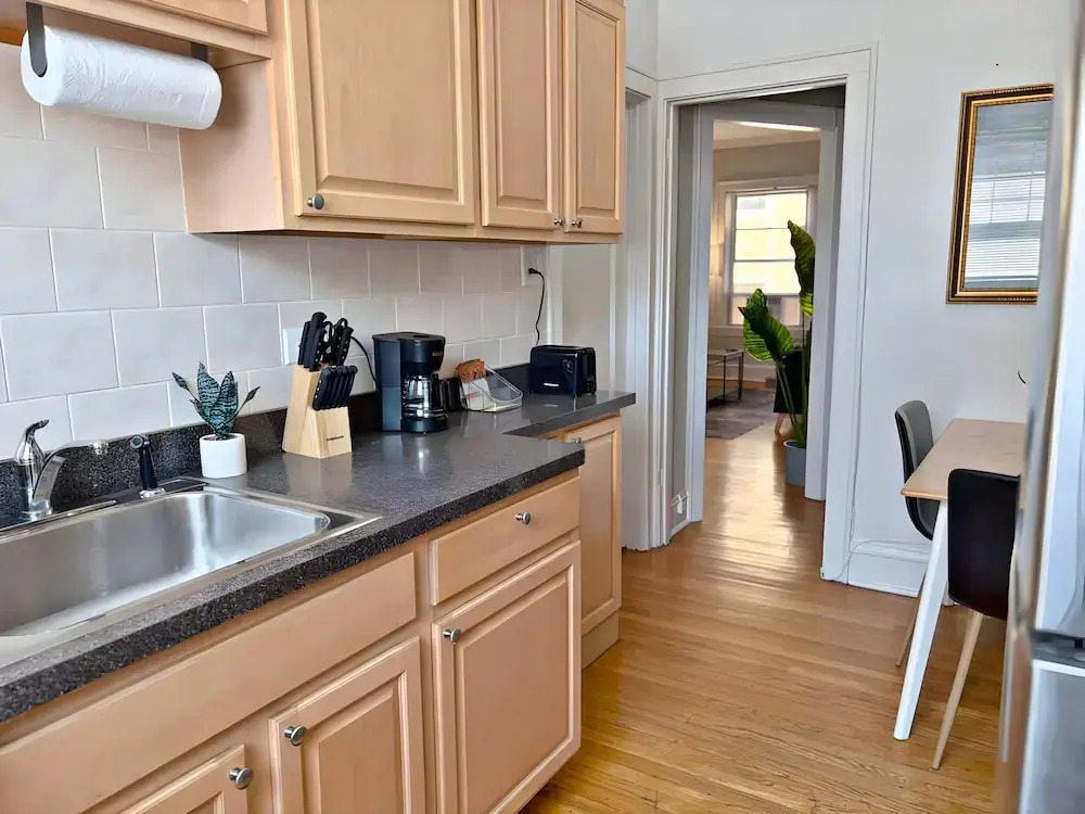 Perfectly Located 1BR - Hinman D2