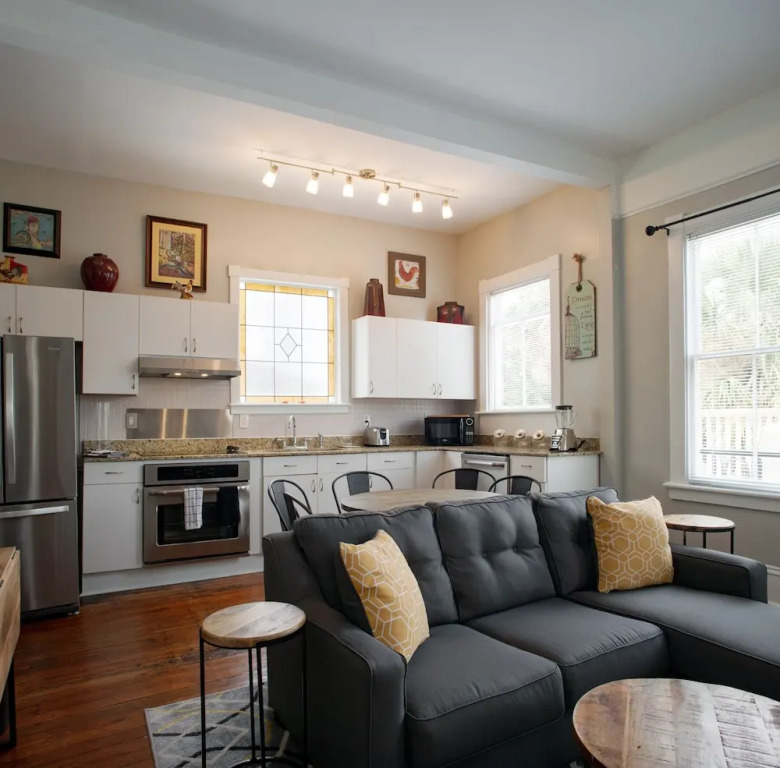 Huge 5 bedroom 5 bath Home in Savannah