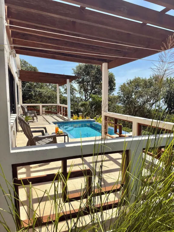 Roatan Infinity Pool and Ocean View Apartment