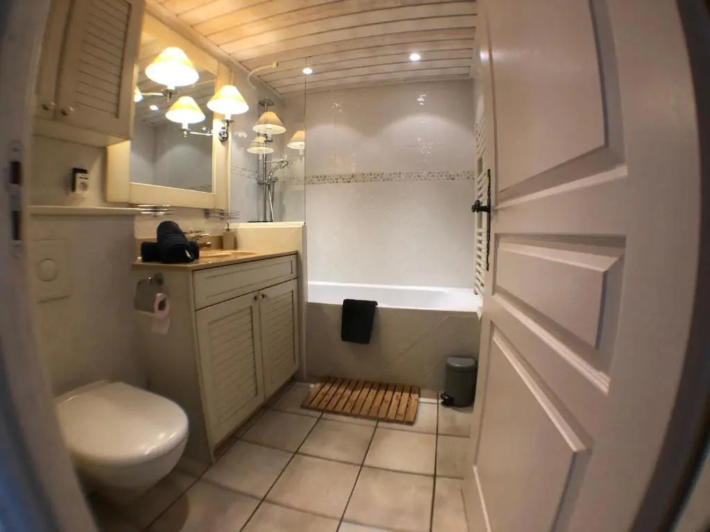 Situation exceptionnelle pour ce cosy studio avec terrasse SUR LAC, dans résidence avec PLAGE et ponton PRIVEE