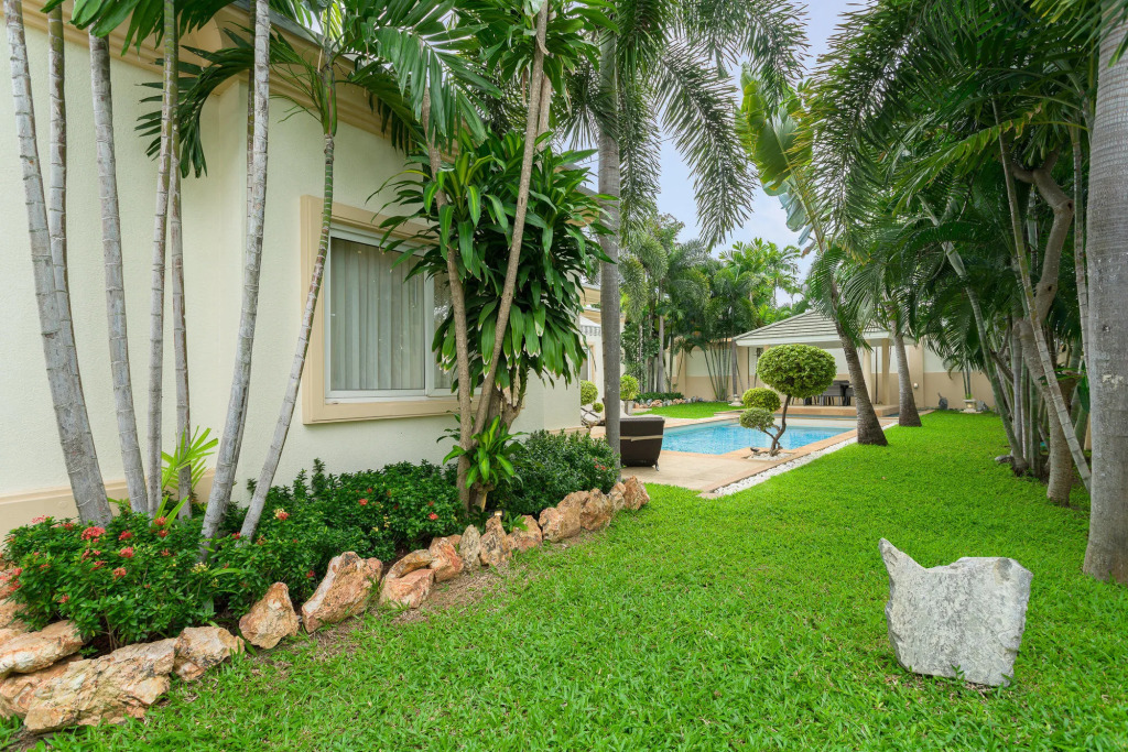 Luxury Pool Villa SRV