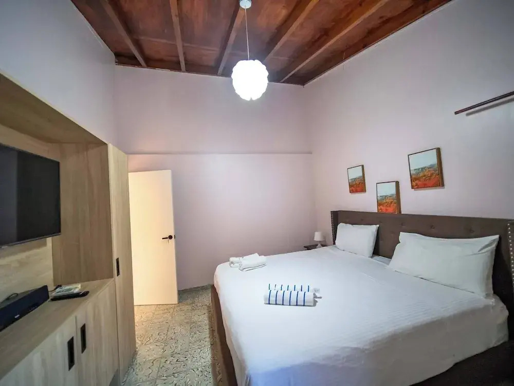 Colonial 2BR Apartment 2mins walk to beach