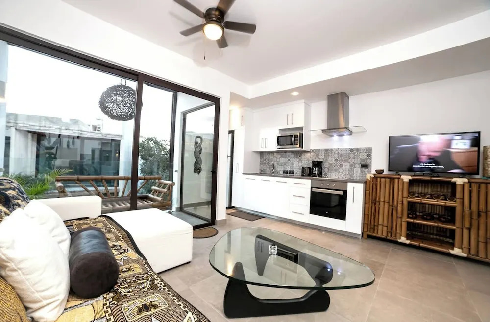 Beautiful Penthouse for 2 With Private Patio and Common Pool in the Building