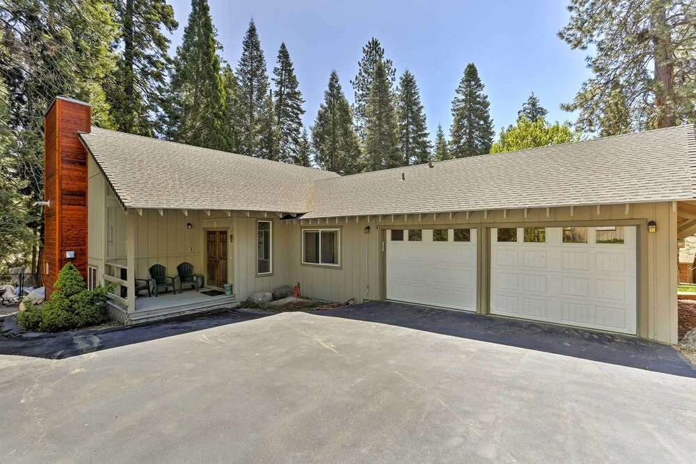 Lake Almanor Country Club Home w/ Views!