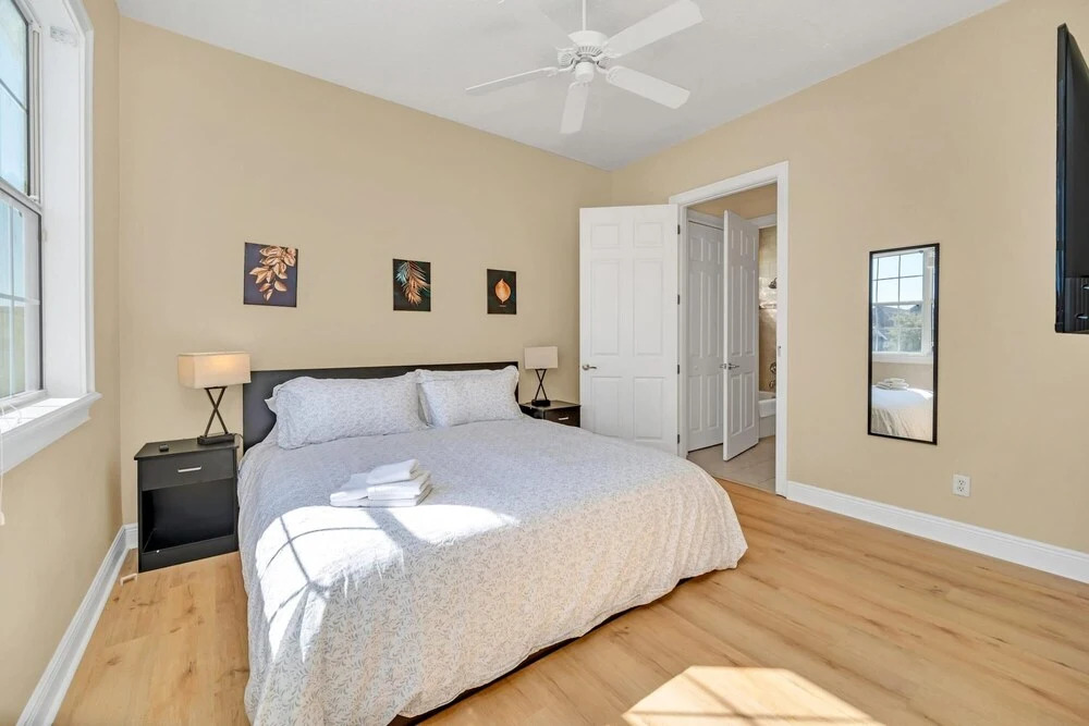 Gorgeous 4BR Home With Hot Tub and Games Room