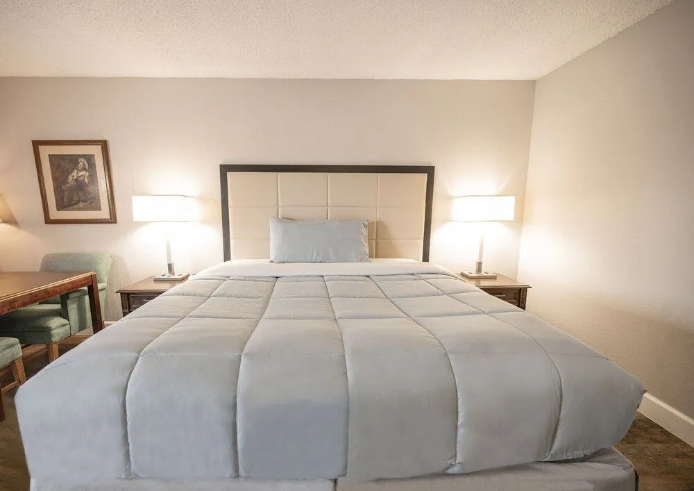 RIVER OAK INN