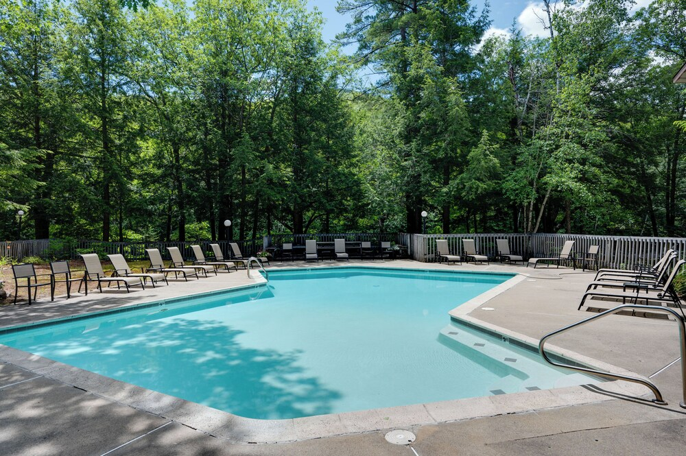 Riverfront Retreat w/ Deck: 1 Mi to Loon Mtn!