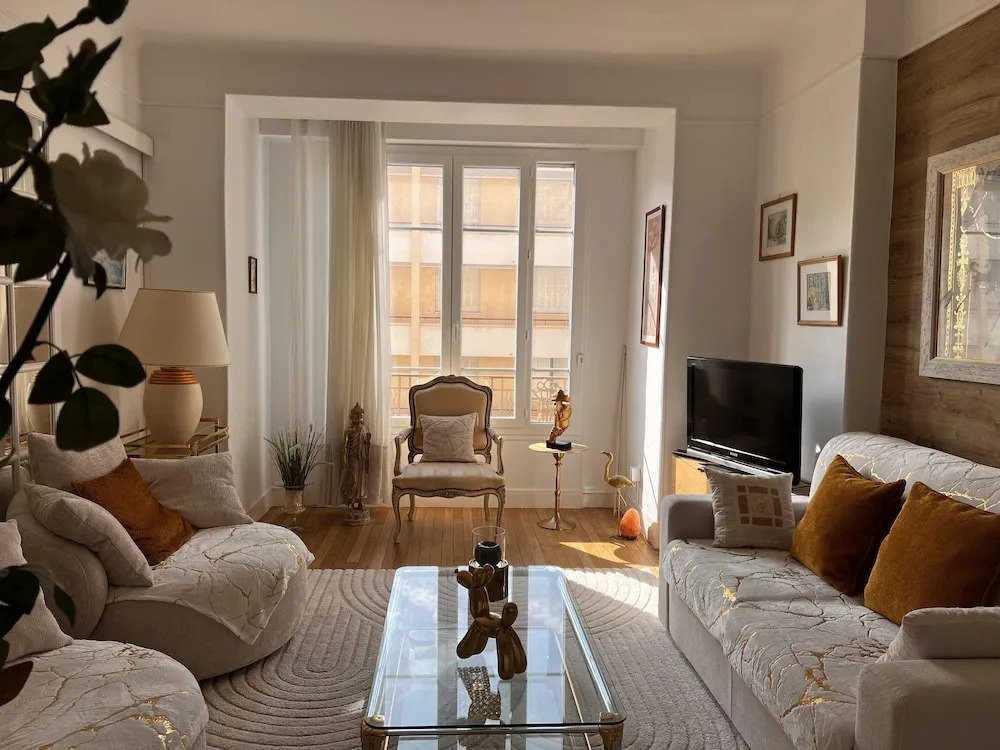 One Bedroom Apartment in Cannes Center a few Steps From the Croisette and the Martinez Hotel - 2032