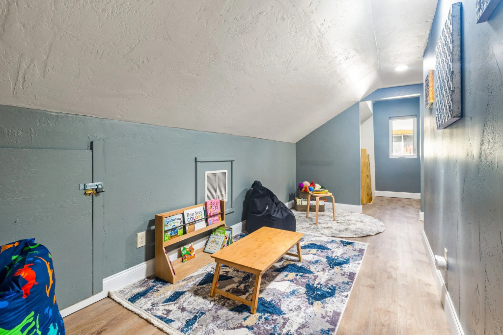 10 Mins to the Lake, Hot Tub & Game Room, Modern Cabin Bearpaw by Avantstay