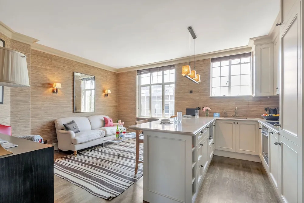 Stunning Chelsea Manor Gem - HBG