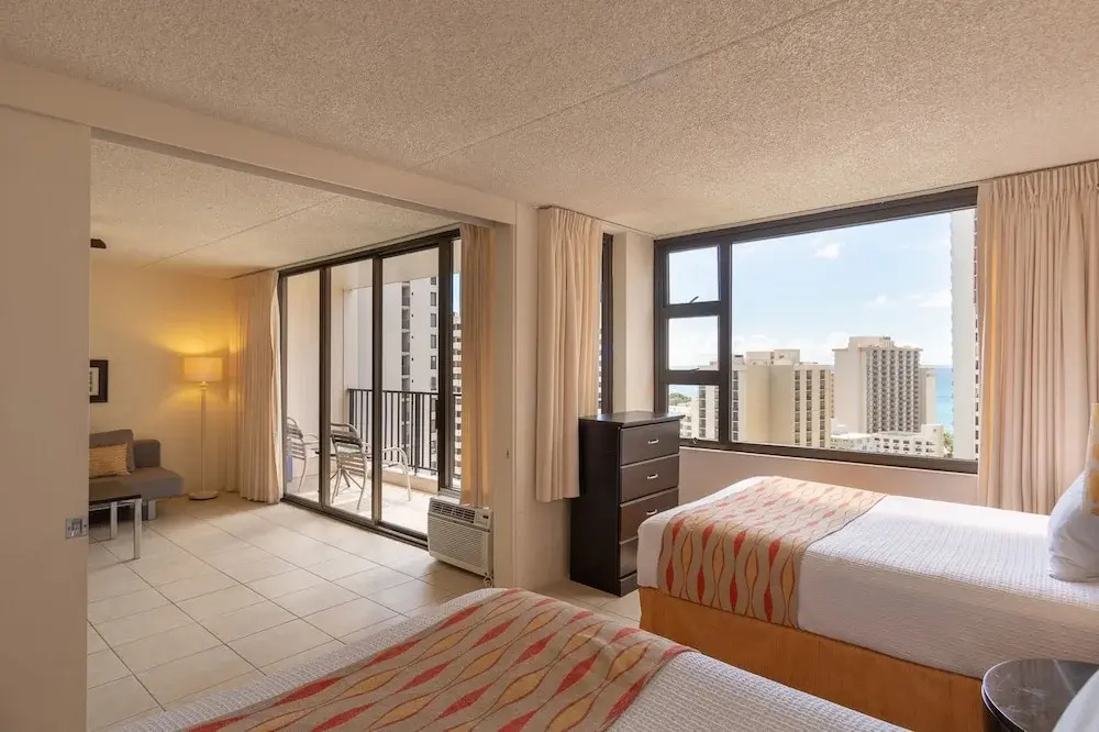 Waikiki Banyan - Ocean View Tower 2 Suite 2310