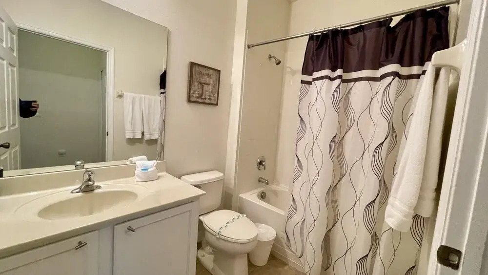 Cozy 4 Bedroom w Pool Close to Disney 4562