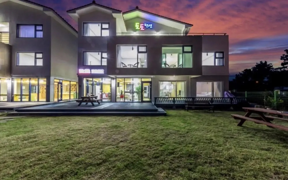Seogwipo Toto Pension (Near Soesokkak, Outdoor Terrace)(서귀포 토토펜션 (쇠소깍인근,야외테라스))
