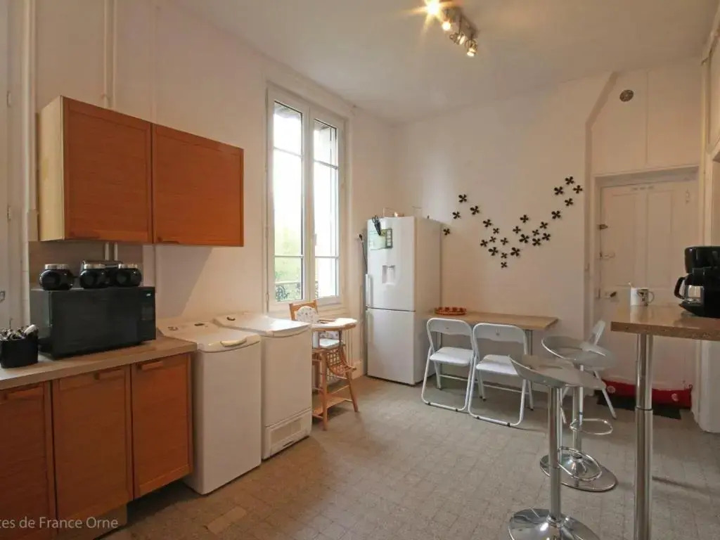 Maison de maître 19ème siècle avec grand parc et 5 chambres, tout inclus, à LAigle - FR-1-497-57