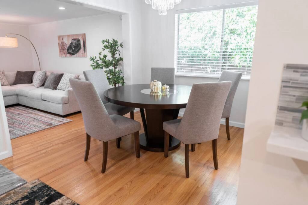TASTEFUL SPACIOUS 3-BEDROOM HOME WITH HOT TUB ONLY MINUTES FROM DISNEYLAND  (p56)