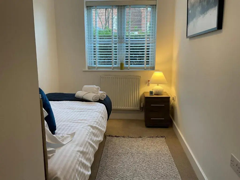 Modern 2 Bed Apt in Egham High Street, with private parking and Wifi