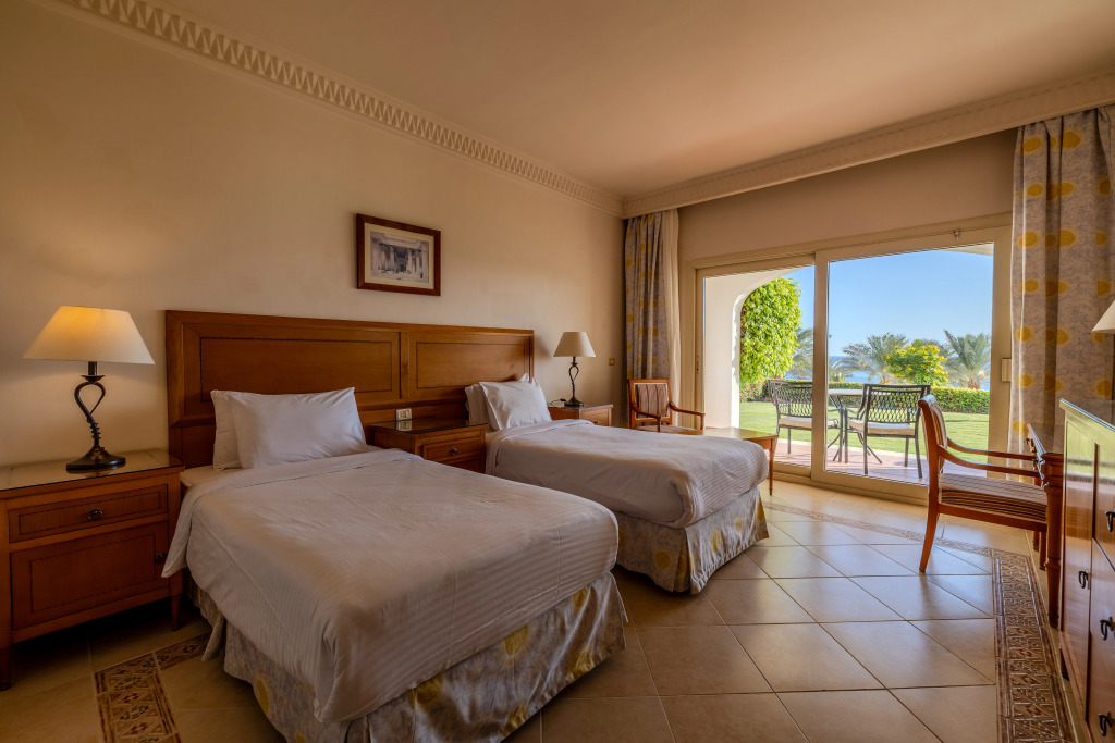 Курортный Отель Continental Plaza Beach Resort