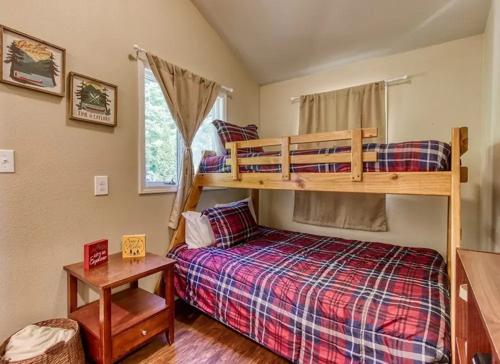 Memorable "Deer & Doe" by HoneyBearCabins 4BR 3BA, Mountain View Deck, Farmhouse Decor, Fireplace, 3 Acres
