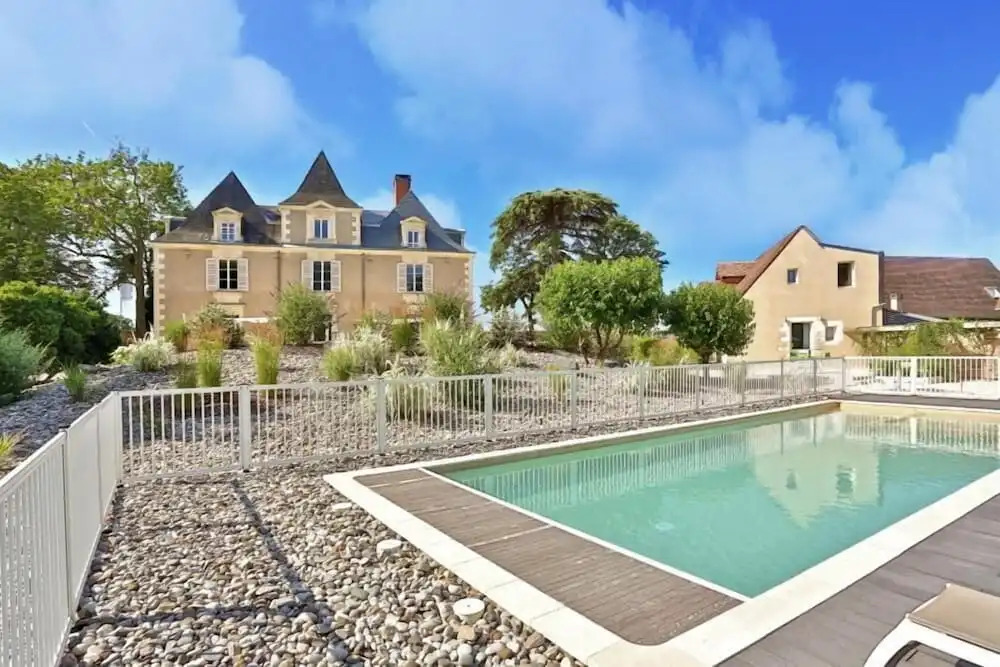 Hôtel & Restaurant - Le Manoir des Cèdres - piscine extérieure et climatisation