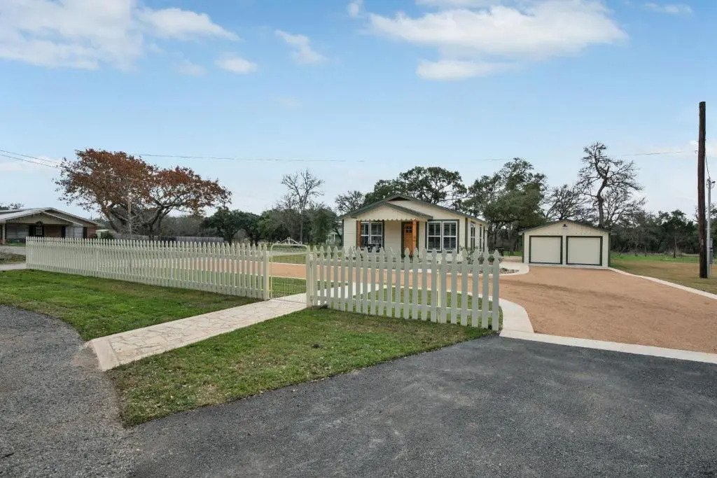 Upscale Home With Pool and Firepit - Close to Mercer St!