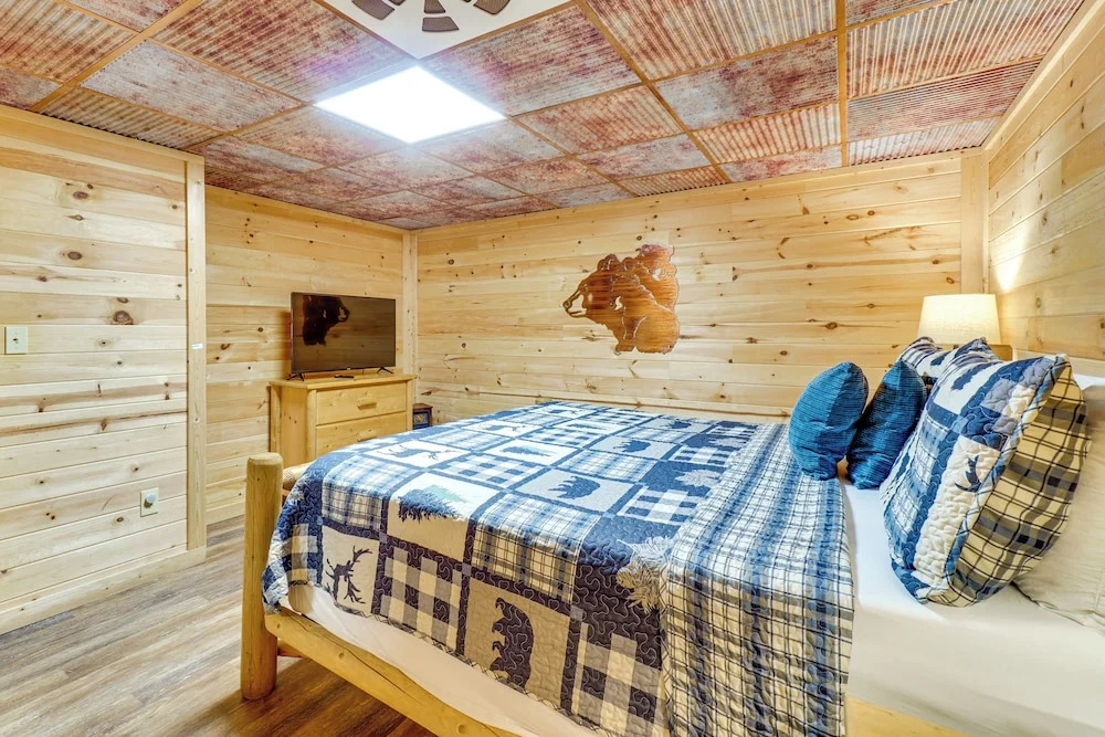 Cozy Family Cabin w/ Hot Tub ~ 4 Mi to Dollywood!
