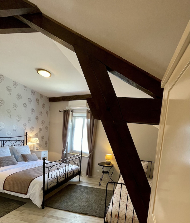 LOustaloise - Chambres et table dhôtes prés de Béziers- Alex est cuisinier de métier- Piscine avec transats et parasols terrasse parking privé et garage à vélos motos- Labellisée Accueil vélo et Vignoble et découverte