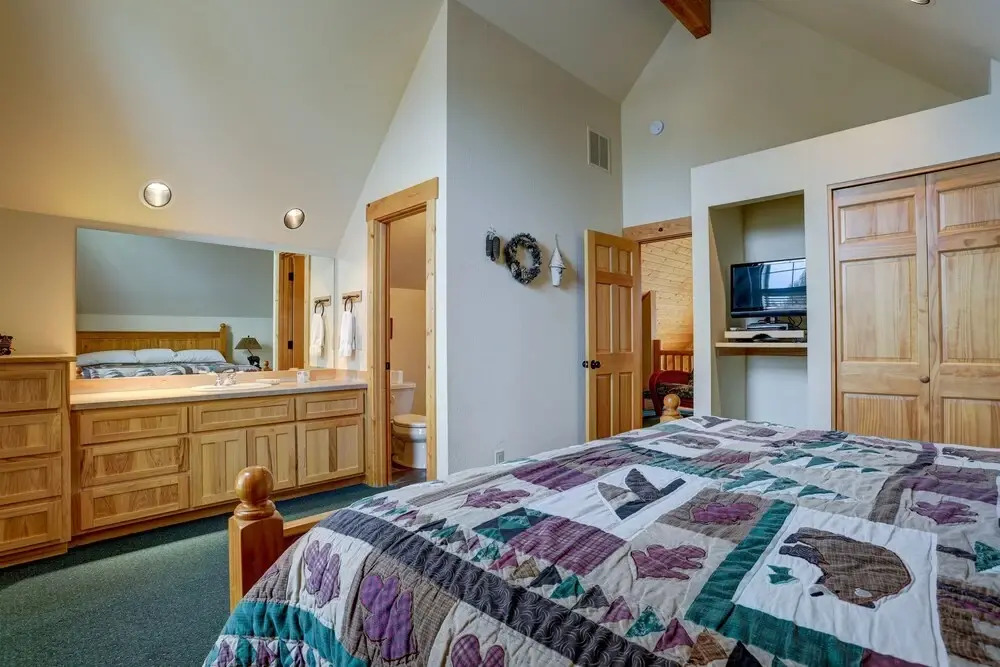 Forest Ridge 2 Bedroom Home by RedAwning