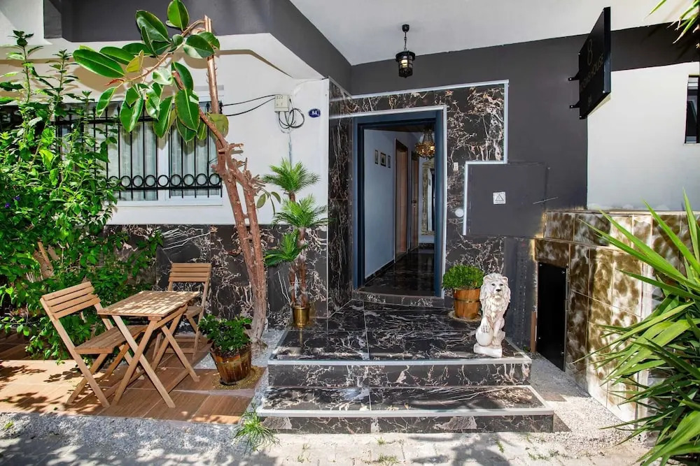8 Rooms House