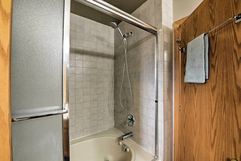 Buena Vista Retreat: 7 Acres & Panoramic Views