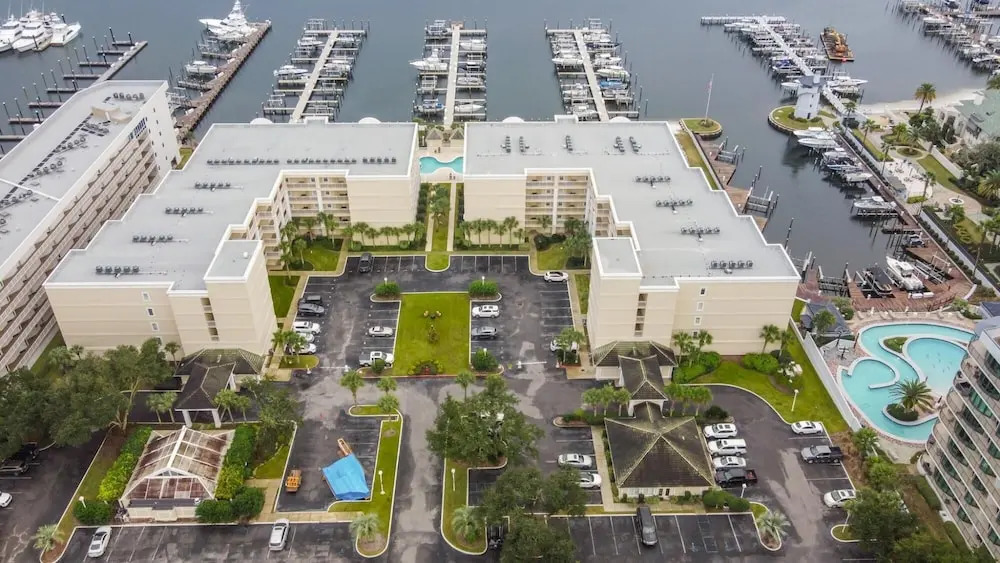 Spacious Condo on the bay Indoor Outdoor Pool