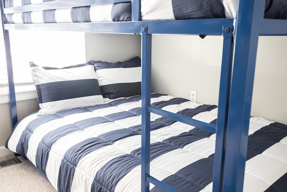 Sleeps 30! Decks, Docks & Lake Life!