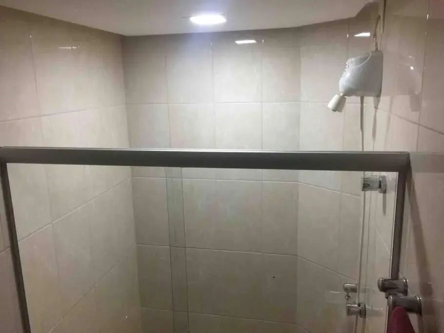 TOP DA PRAIA - 2qts, ar cond, WIFI, cozinha, garagem , completo