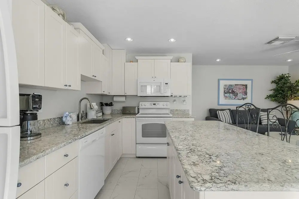 21591/3 Waterfront Duplex With Pool And Spa - Manor 4 Bedroom Home