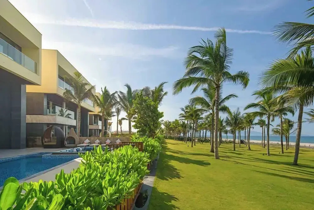 Golfers Paradise: Villa at World-class Course Edge