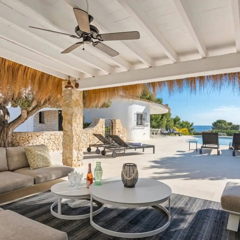 Huswell - Relax in luxury at this stunning seaside Villa