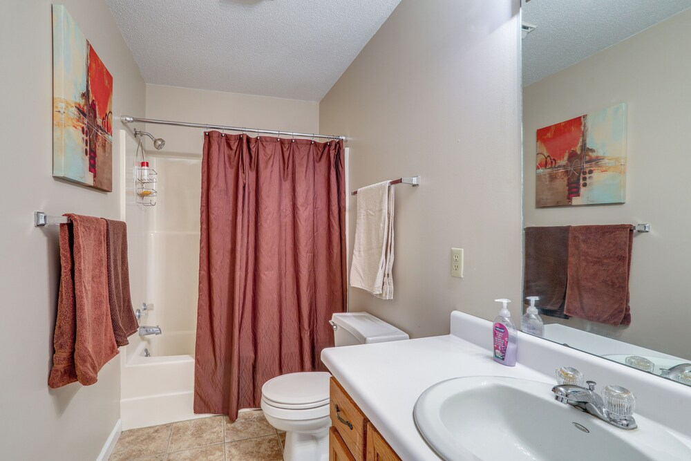 3 Mi to Town! Cozy Apartment in Poplar Bluff
