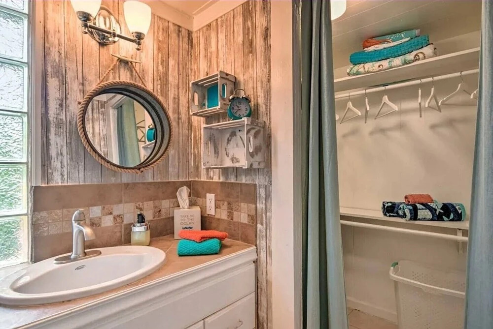 King Bed, Fenced Yard, Free Parking, Dog Friendly and Wifi - 1 BR Cottage by Redawning